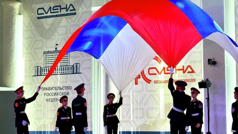 Юных геологов торжественно посвятили в профессию на всероссийской Смене