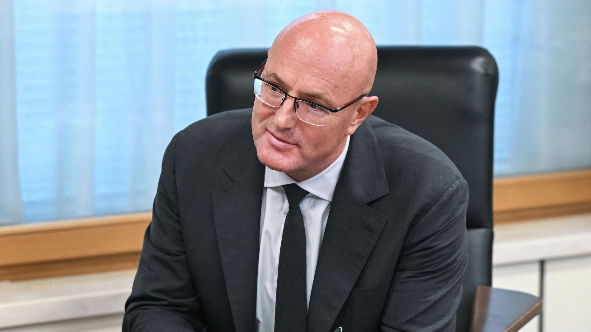 Заместитель председателя правительства РФ Дмитрий Чернышенко во время встречи с научным руководителем Института всеобщей истории РАН Александром Чубарьяном - РИА Новости, 1920, 06.11.2025