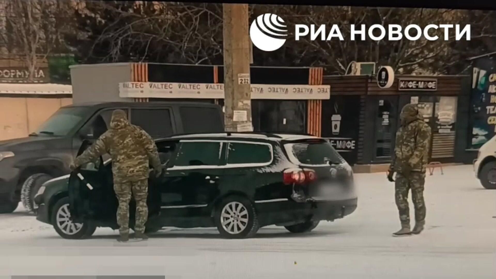 Задержание преступника, который готовил на кладбищах тайники со взрывчаткой для диверсий СБУ Задержание преступника, который готовил на кладбищах тайники со взрывчаткой для диверсий СБУ - РИА Новости, 1920, 27.08.2025