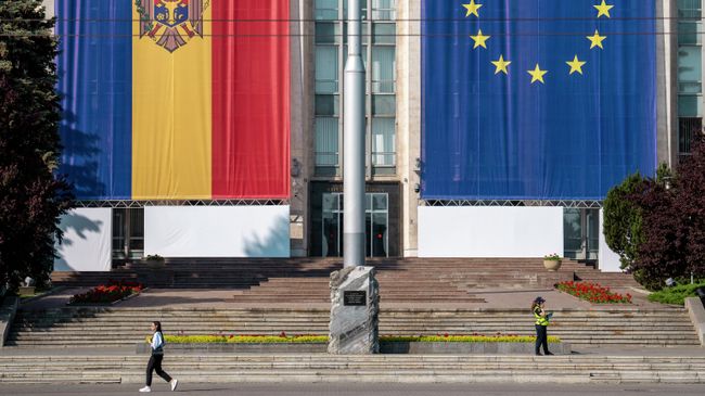 Здание правительства в Кишиневе, украшенного флагами Молдовы и Европейского Союза 