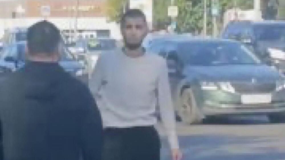 Мужчина, напавший на сотрудников полиции на Щелковском шоссе в Москве Мужчина, напавший на сотрудников полиции на Щелковском шоссе в Москве - РИА Новости, 1920, 27.08.2025