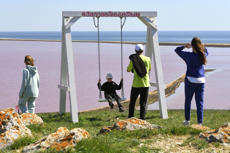 Отдыхающие на территории природного заповедника Опукский на юге Керченского полуострова в Крыму