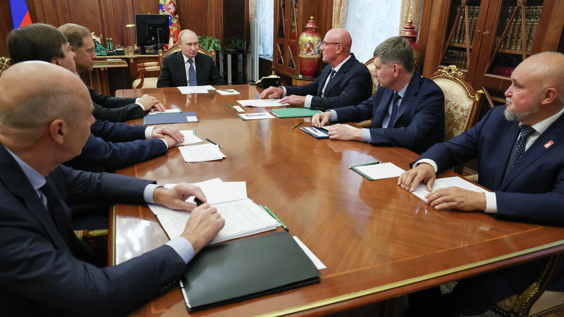 Президент РФ Владимир Путин проводит совещание с членами правительства РФ Президент РФ Владимир Путин проводит совещание с членами правительства РФ - РИА Новости, 1920, 27.08.2025
