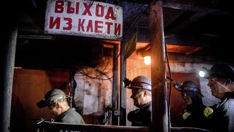 Шахтеры в клети на шахте Шахтерская-Глубокая в Шахтерске