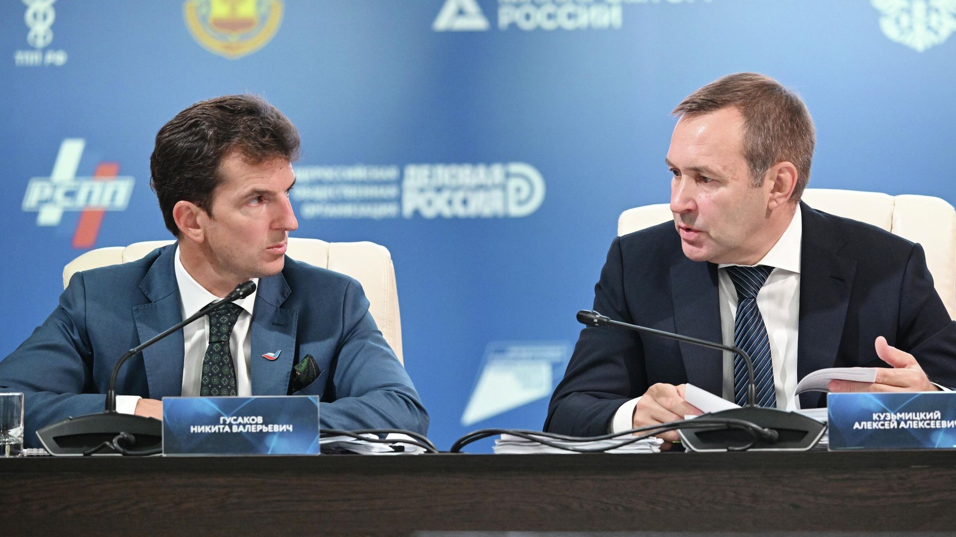 Старший вице-президент АО Российский экспортный центр, генеральный директор АО ЭКСАР Никита Гусаков и заместитель полномочного представителя президента РФ в Приволжском федеральном округе Алексей Кузьминский на окружном совещании по вопросу реализации национального проекта Международная кооперация и экспорт Старший вице-президент АО Российский экспортный центр, генеральный директор АО ЭКСАР Никита Гусаков и заместитель полномочного представителя президента РФ в Приволжском федеральном округе Алексей Кузьминский на окружном совещании по вопросу реализации национального проекта Международная кооперация и экспорт - РИА Новости, 1920, 27.08.2025