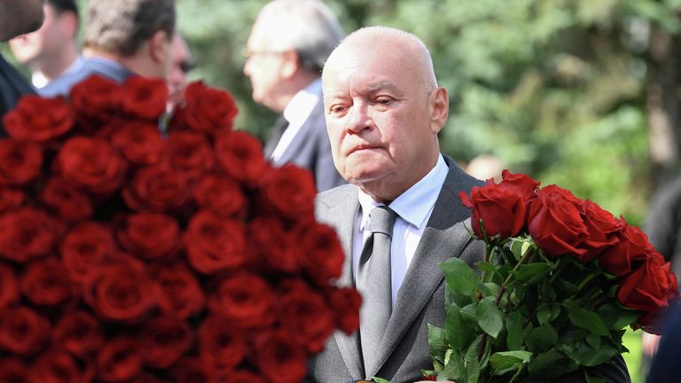 Генеральный директор медиагруппы Россия сегодня Дмитрий Киселев перед церемонией прощания с исполнительным директором международной медиагруппы Россия сегодня Кириллом Вышинским в Москве Генеральный директор медиагруппы Россия сегодня Дмитрий Киселев перед церемонией прощания с исполнительным директором международной медиагруппы Россия сегодня Кириллом Вышинским в Москве