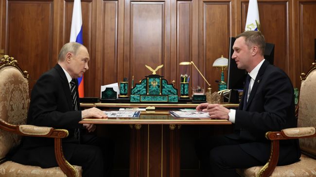 Президент РФ Владимир Путин и губернатор Саратовской области Роман Бусаргин во время встречи