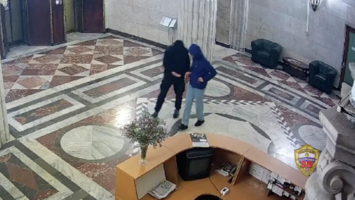 Молодые люди, взобравшиеся на шпиль сталинской высотки на Кудринской площади - РИА Новости, 1920, 28.08.2025