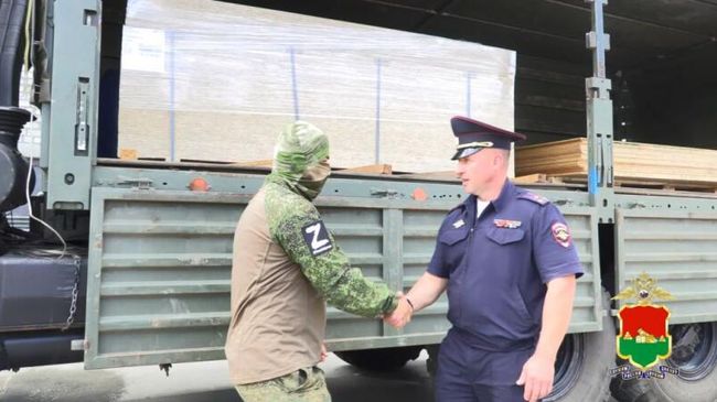 Передача гуманитарного груза от брянской полиции бойцам спецоперации