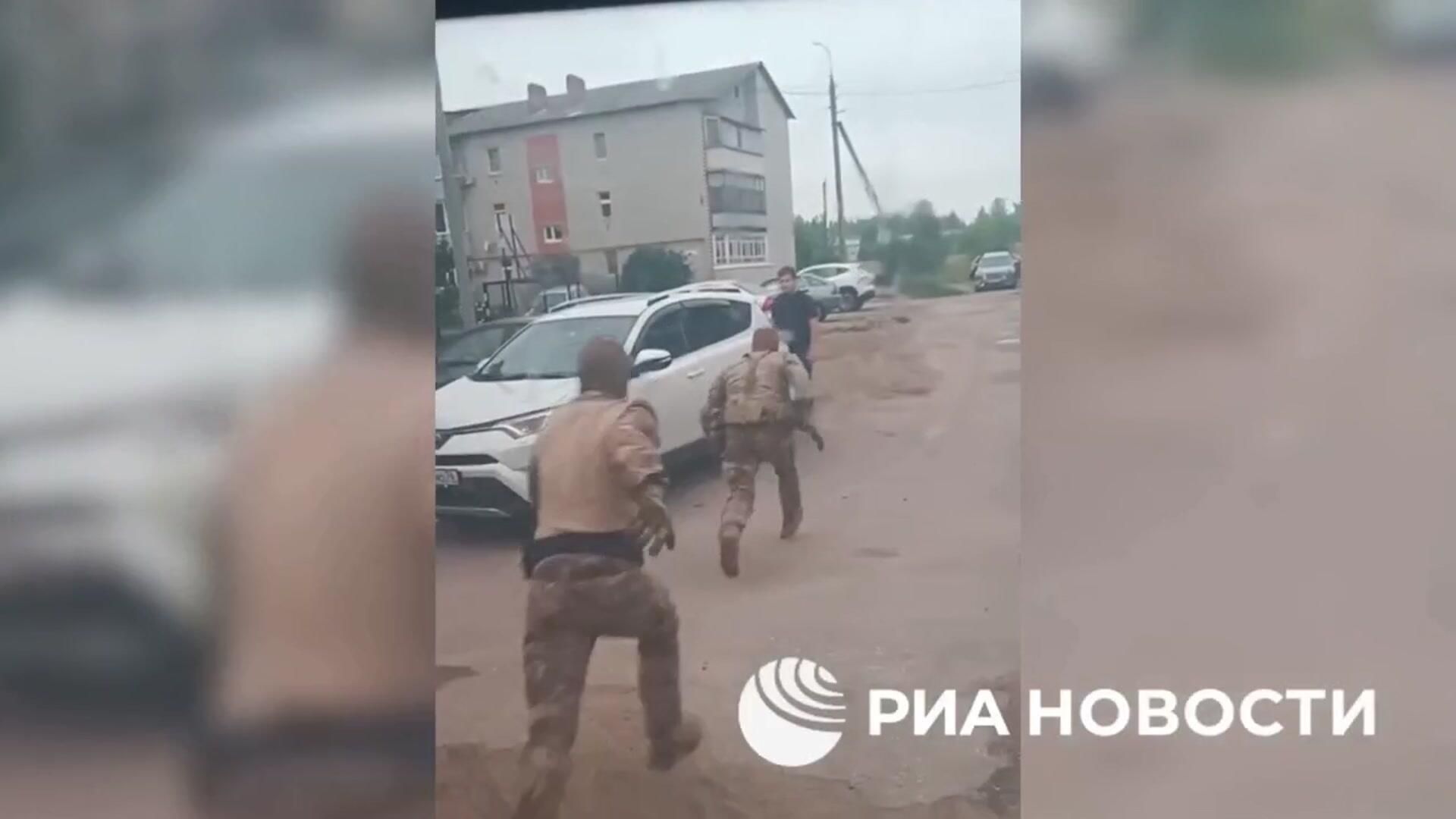Кадры задержания жителей Ярославской области, которые передавали сведения спецслужбам Украины Кадры задержания жителей Ярославской области, которые передавали сведения спецслужбам Украины - РИА Новости, 1920, 29.08.2025