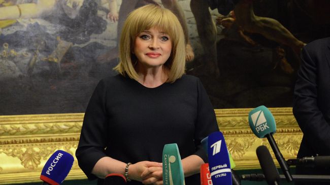 Директор Русского музея Алла Манилова общается с прессой 