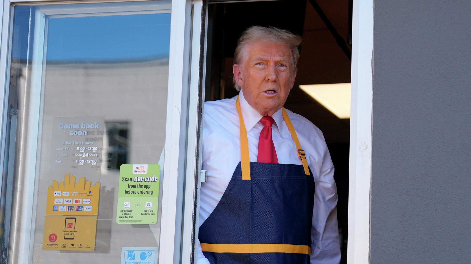 Дональд Трамп в ресторане McDonald's Дональд Трамп в ресторане McDonald's - РИА Новости, 1920, 29.08.2025