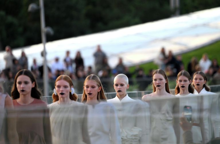 Показ мод в рамках Международного форума BRICS+ Fashion Summit и Московской недели моды на Парящем мосту в парке Зарядье в Москве