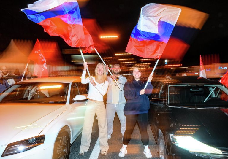Участники автопробега на Садовом кольце в честь Дня флага России