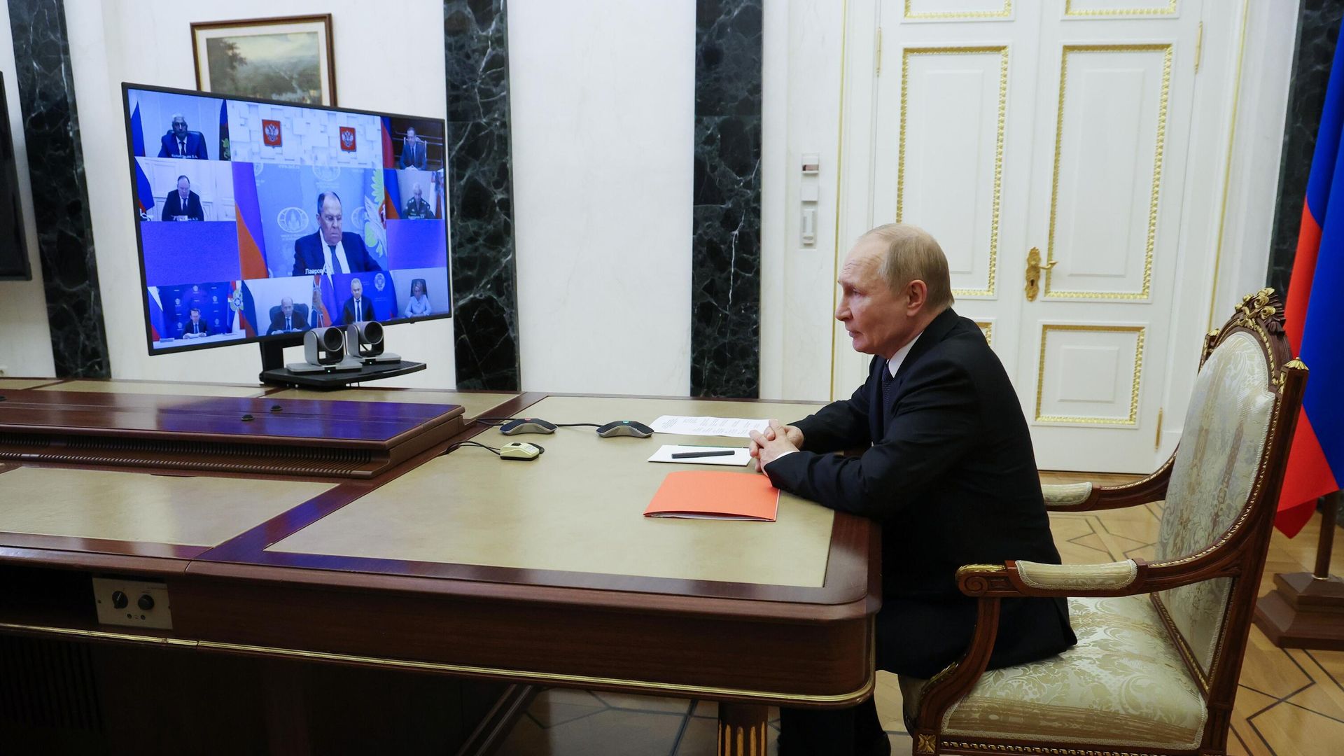 Президент РФ Владимир Путин в режиме видеосвязи проводит оперативное совещание с постоянными членами Совета Безопасности РФ. 29 августа 2025 Президент РФ Владимир Путин в режиме видеосвязи проводит оперативное совещание с постоянными членами Совета Безопасности РФ. 29 августа 2025 - РИА Новости, 1920, 29.08.2025