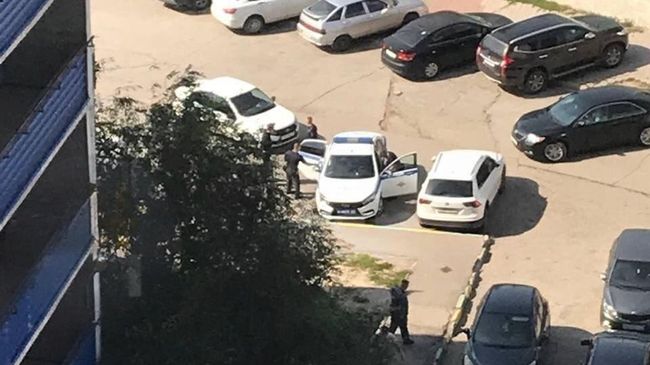 Экстренные службы на месте происшествия, где мужчина взорвал гранату в квартире в Туле