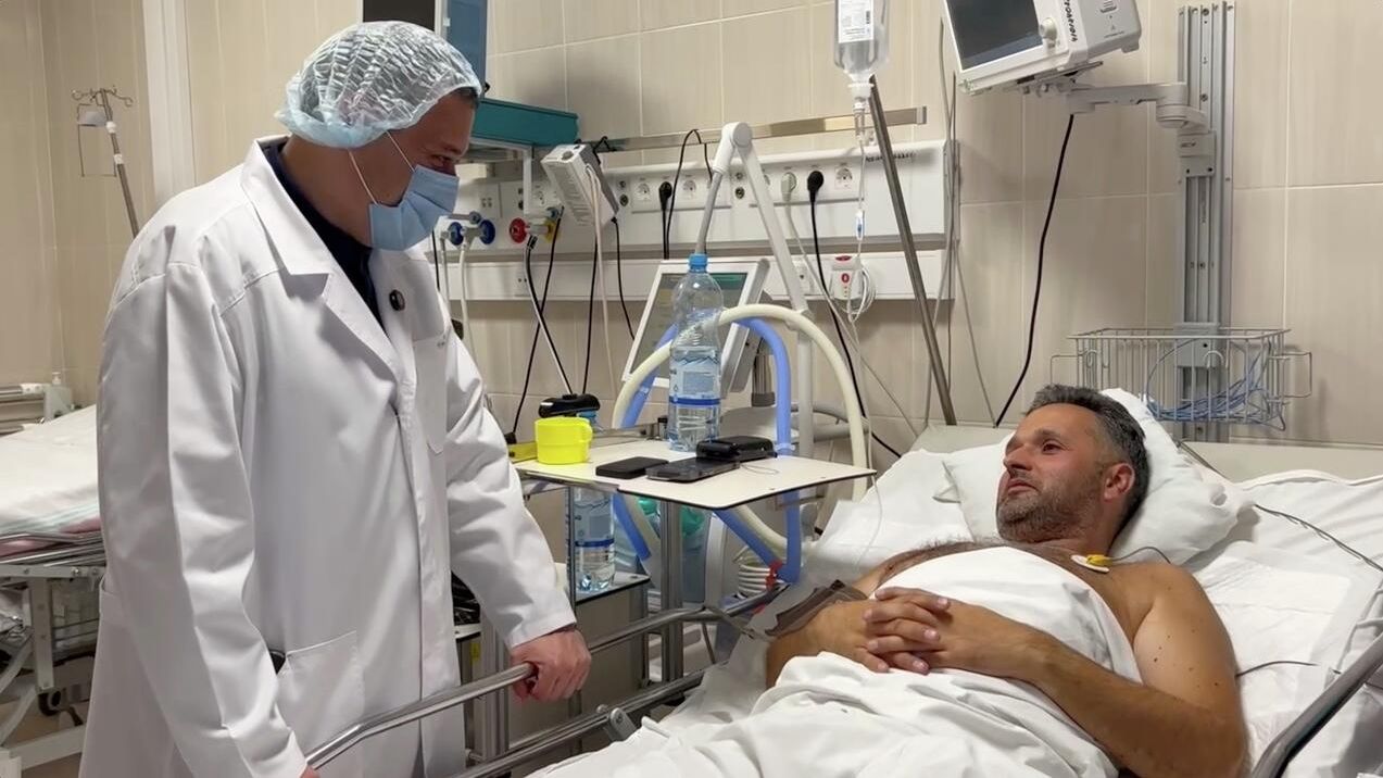 Пострадавший в курском приграничье оператор ВГТРК Сергей Солдатов после операции - РИА Новости, 1920, 01.09.2025