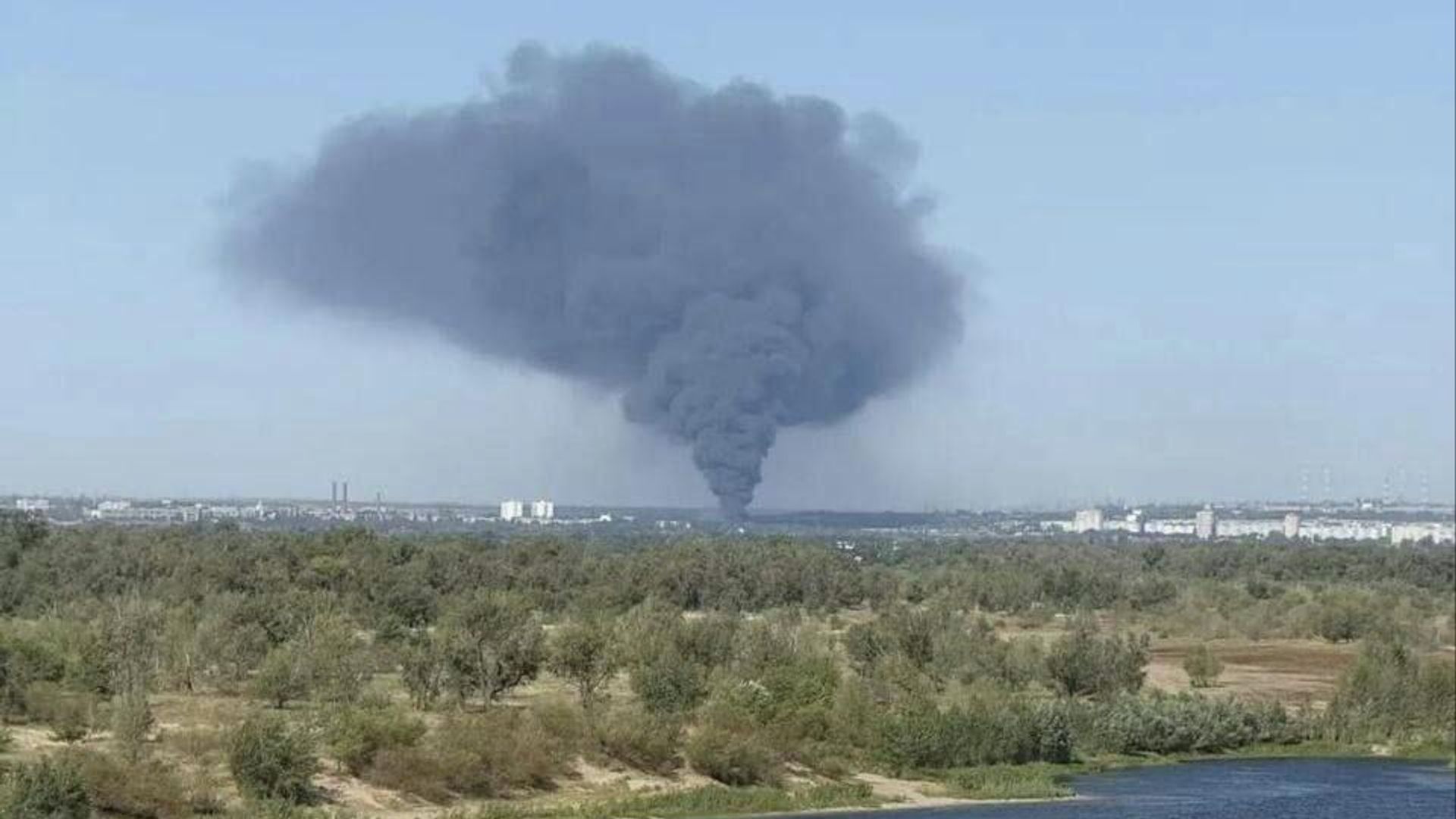 Дым на месте пожара на рынке в Тракторозаводском районе Волгограда. 30 августа 2025 Дым на месте пожара на рынке в Тракторозаводском районе Волгограда. 30 августа 2025 - РИА Новости, 1920, 30.08.2025