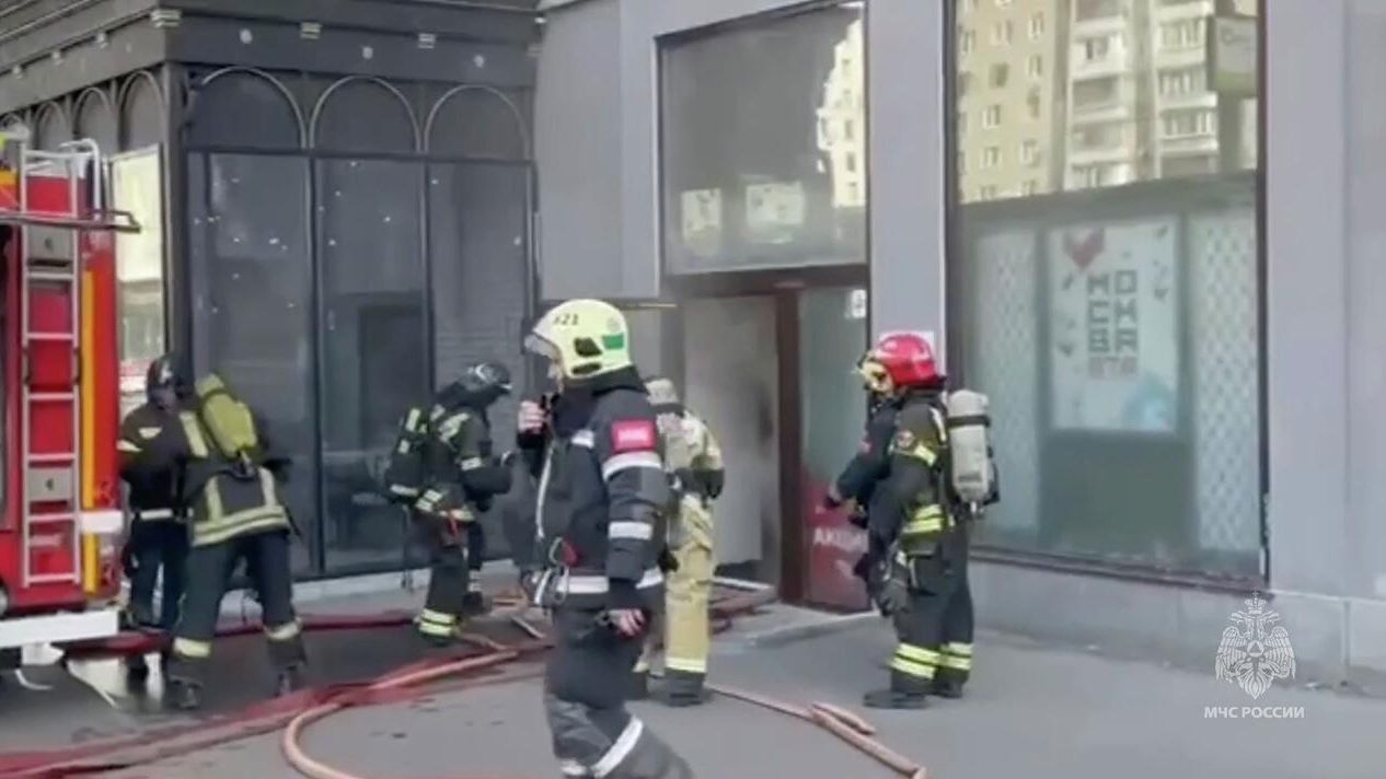 Ликвидация пожара на первом этаже 8-этажного жилого дома на проспекте Мира в Москве. 30 августа 2025 - РИА Новости, 1920, 30.08.2025