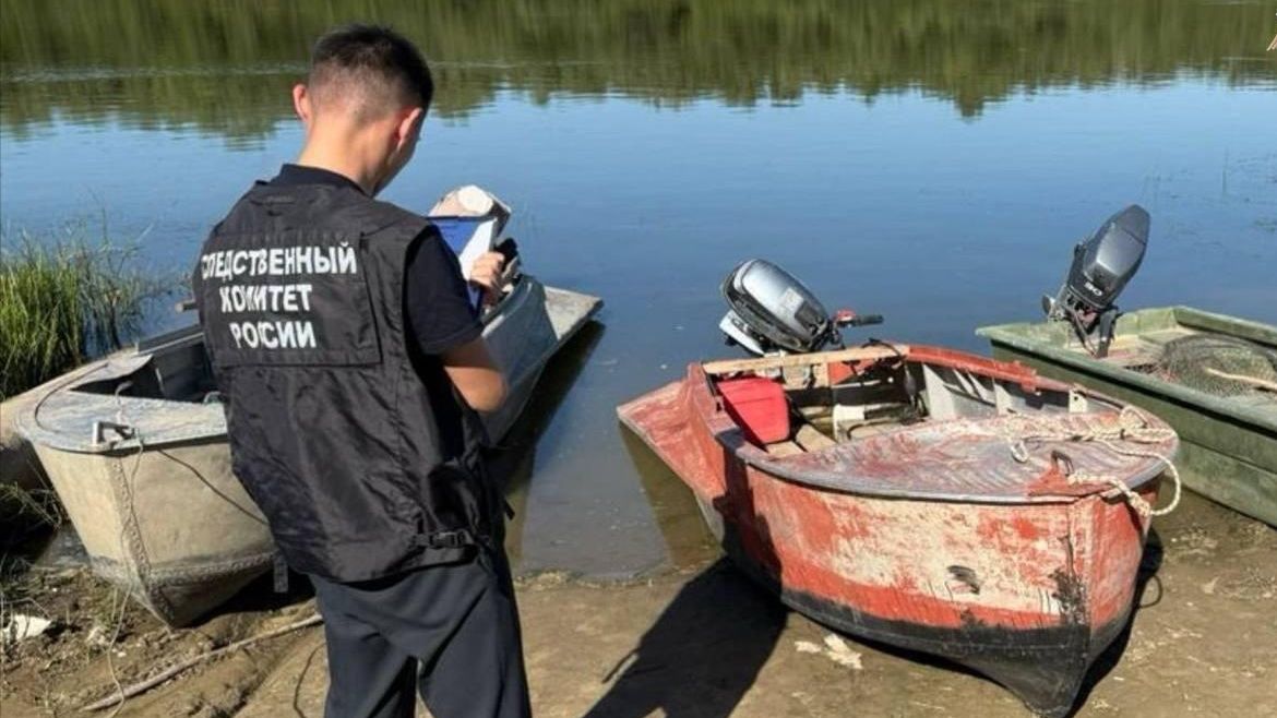 Работа СК РФ на месте происшествия, где судно с пассажирами опрокинулось в акватории реки Енотаевка в Астраханской области. 29 августа 2025 Работа СК РФ на месте происшествия, где судно с пассажирами опрокинулось в акватории реки Енотаевка в Астраханской области. 29 августа 2025 - РИА Новости, 1920, 30.08.2025