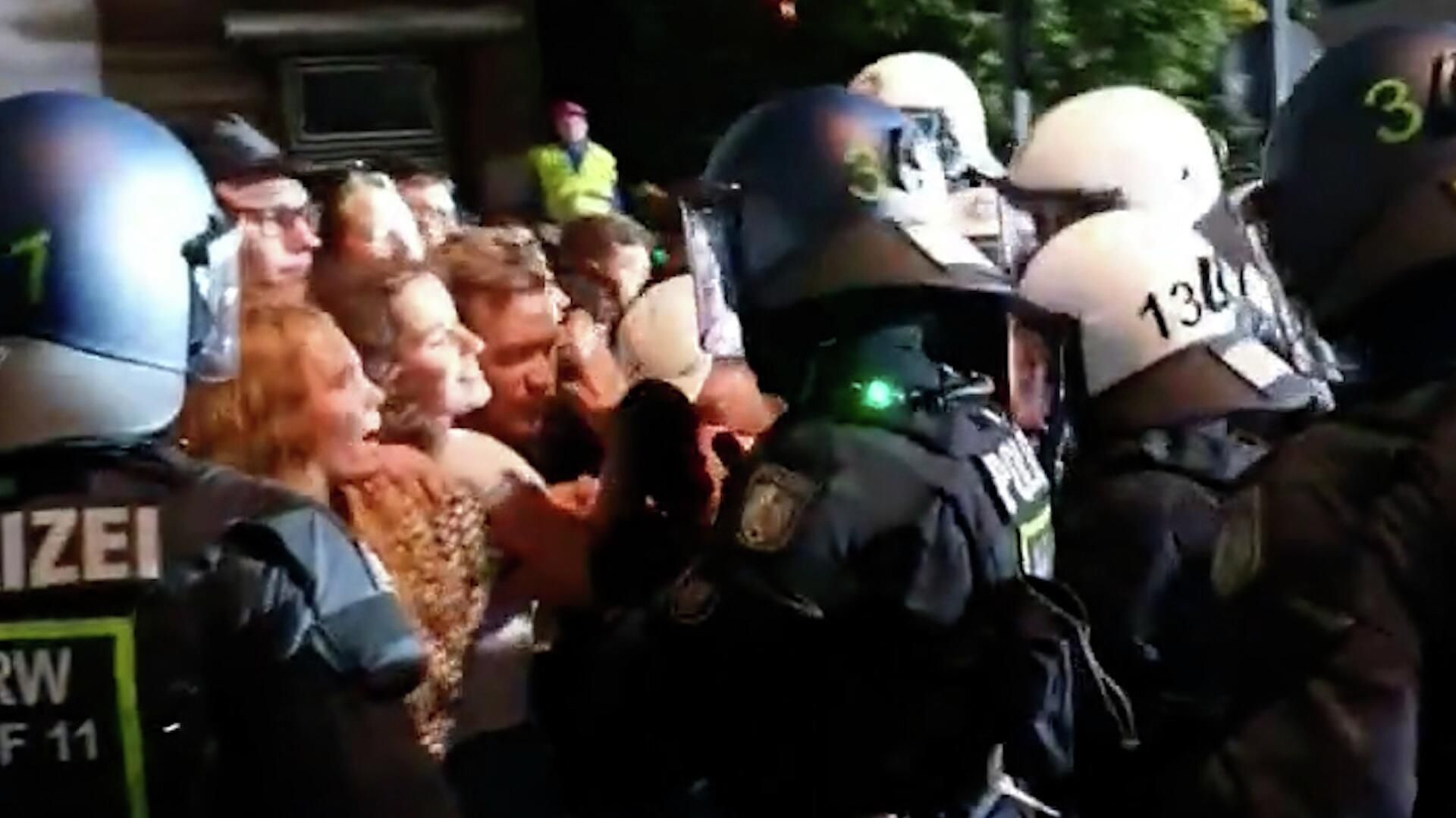Стенка на стенку: столкновения демонстрантов и полиции в Кельне Стенка на стенку: столкновения демонстрантов и полиции в Кельне - РИА Новости, 1920, 31.08.2025