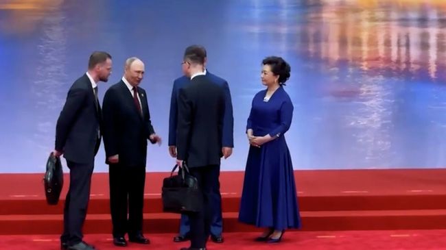 Общение Путина и Си Цзиньпина перед совместным фотографированием