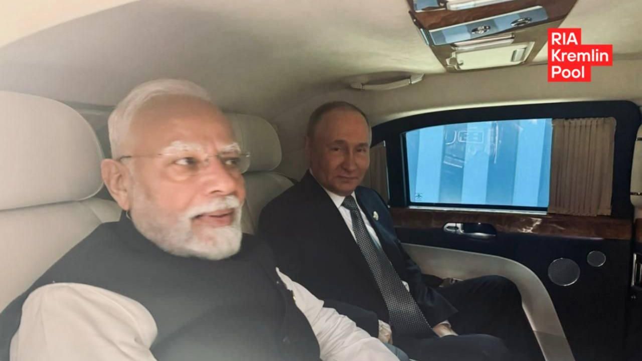 Президент Владимир Путин и премьер-министр Индии Нарендра Моди поехали на переговоры в одном Аурусе - РИА Новости, 1920, 07.09.2025