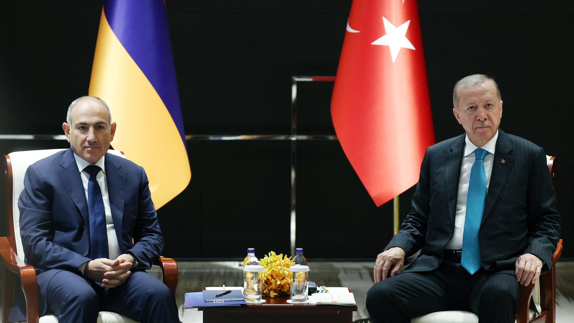 Премьер-министр Армении Никол Пашинян и президент Турции Тайип Эрдоган на полях саммита ШОС в Китае Премьер-министр Армении Никол Пашинян и президент Турции Тайип Эрдоган на полях саммита ШОС в Китае - РИА Новости, 1920, 01.09.2025