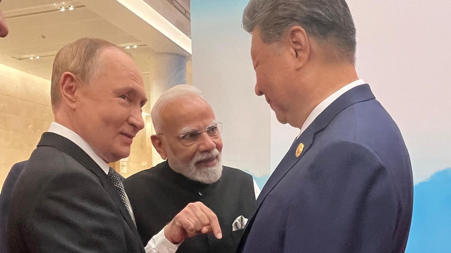 Президент РФ Владимир Путин, премьер-министр Индии Нарендра Моди и председатель КНР Си Цзиньпин на полях саммита ШОС Президент РФ Владимир Путин, премьер-министр Индии Нарендра Моди и председатель КНР Си Цзиньпин на полях саммита ШОС - РИА Новости, 1920, 02.09.2025