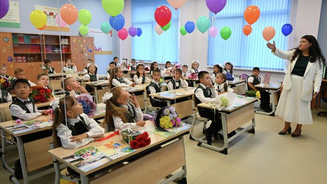 Первоклассники в классе после торжественной линейки