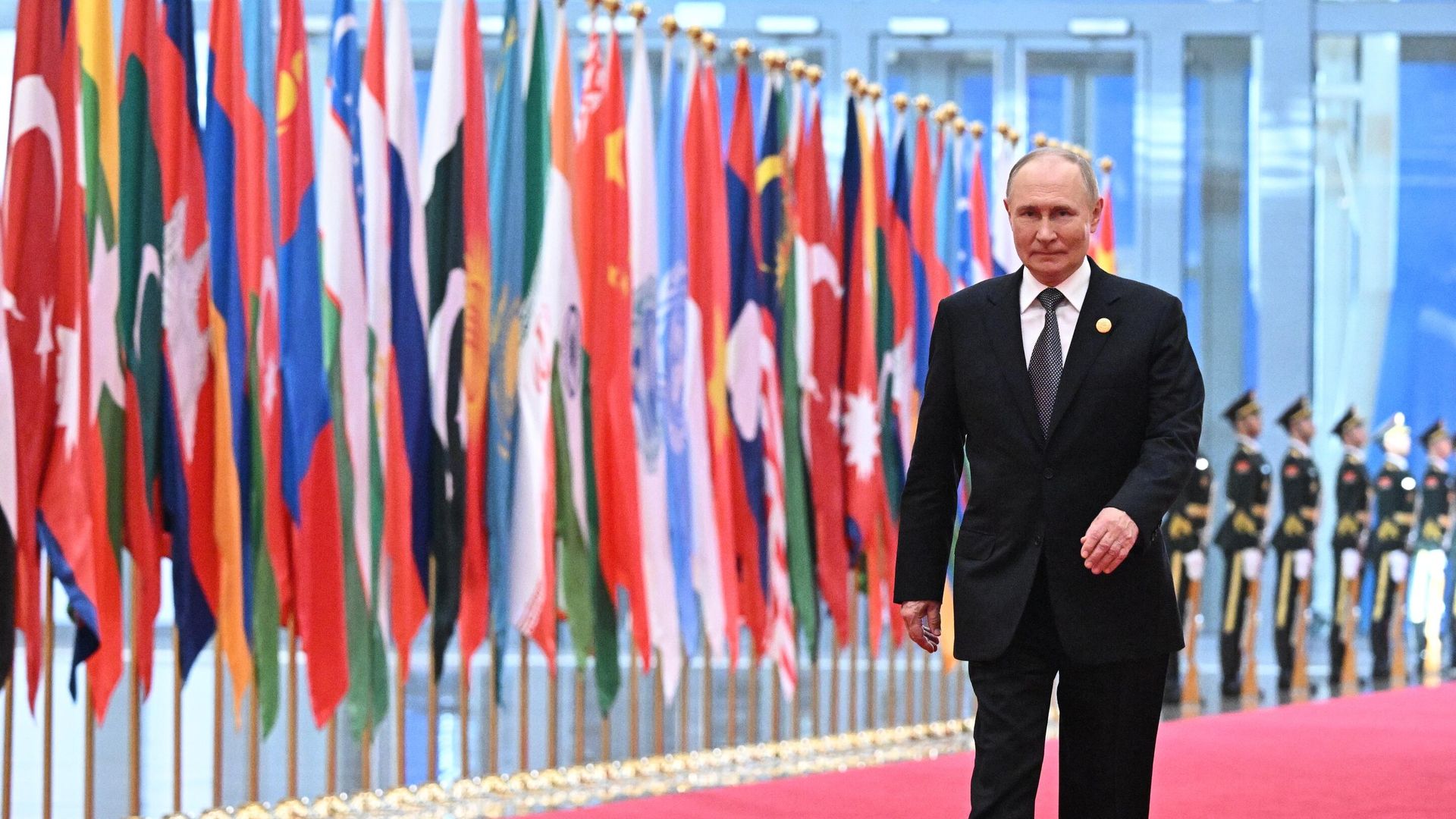 Президент России Владимир Путин перед совместным фотографированием глав государств - членов Шанхайской организации сотрудничества Президент России Владимир Путин перед совместным фотографированием глав государств - членов Шанхайской организации сотрудничества - РИА Новости, 1920, 01.09.2026