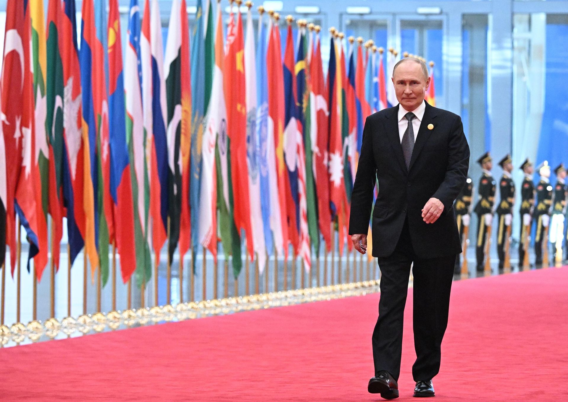 Президент РФ Владимир Путин перед совместным фотографированием глав государств - членов Шанхайской организации сотрудничества Президент РФ Владимир Путин перед совместным фотографированием глав государств - членов Шанхайской организации сотрудничества - РИА Новости, 1920, 18.05.2026