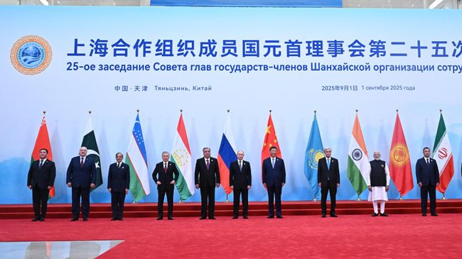 Президент РФ Владимир Путин на церемонии совместного фотографирования глав делегаций - участников заседания Совета глав государств – членов Шанхайской организации сотрудничества (ШОС) в Тяньцзине