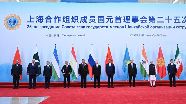 Президент РФ Владимир Путин на церемонии совместного фотографирования глав делегаций - участников заседания Совета глав государств – членов Шанхайской организации сотрудничества (ШОС) в Тяньцзине Президент РФ Владимир Путин на церемонии совместного фотографирования глав делегаций - участников заседания Совета глав государств – членов Шанхайской организации сотрудничества (ШОС) в Тяньцзине