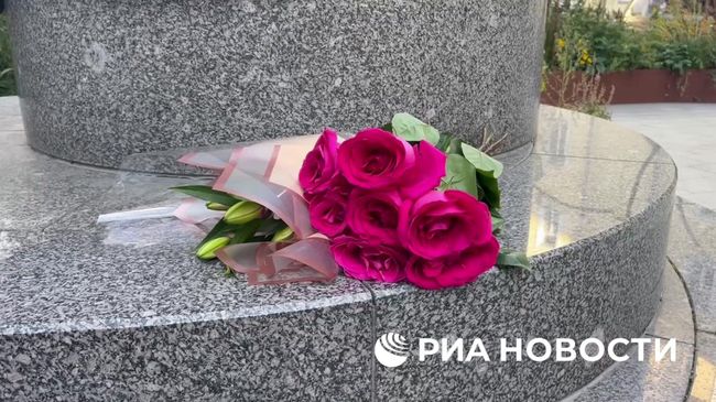 Свежие цветы появились у памятника балерины Майи Плисецкой 