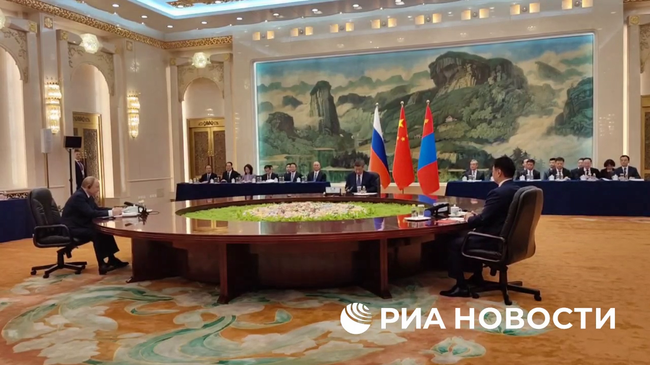 Переговоры президента России Владимира Путина с лидерами Китая и Монголии Си Цзиньпином и Ухнаагийном Хурэлсухом