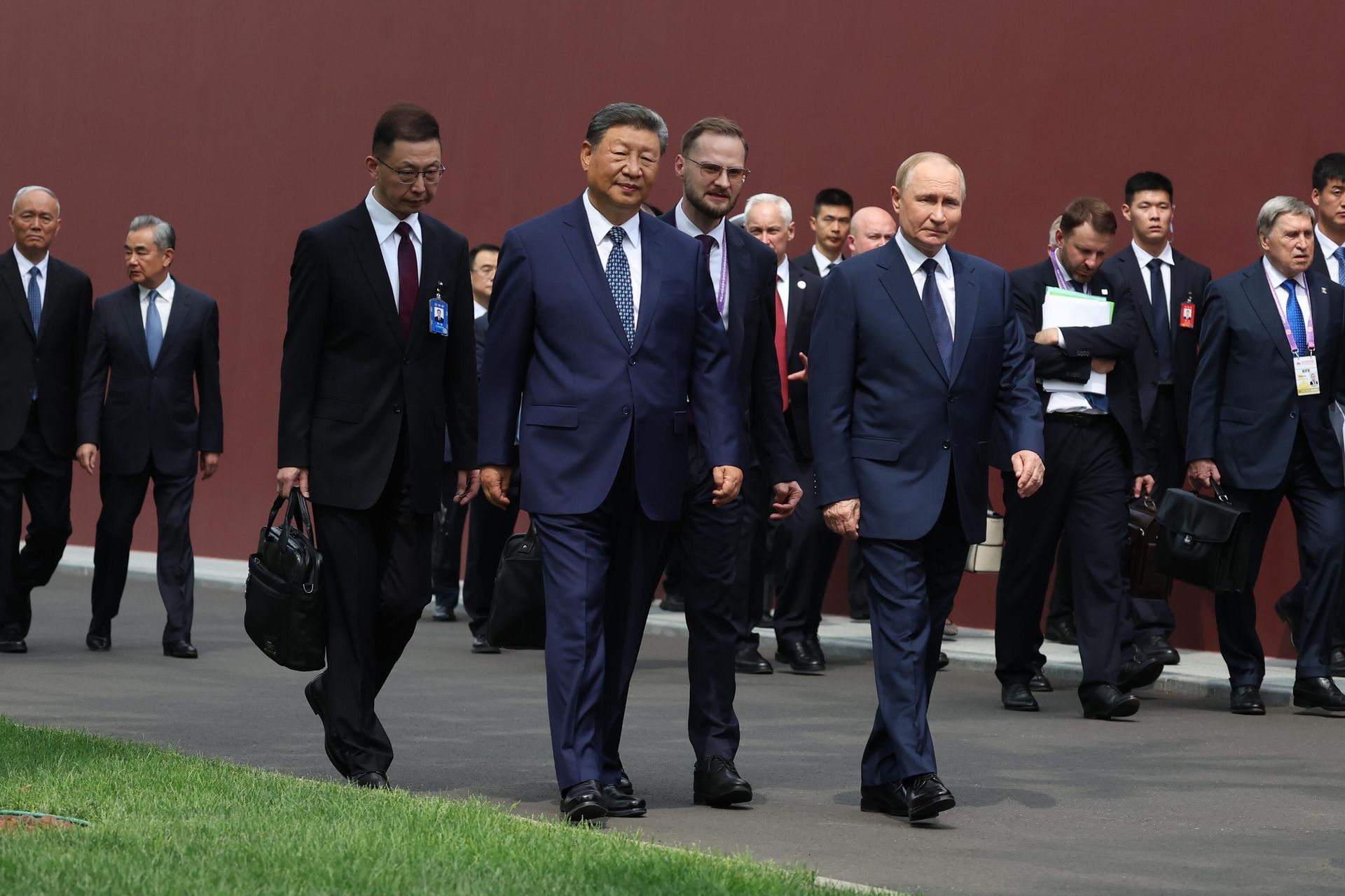 Президент РФ Владимир Путин и председатель Китайской Народной Республики Си Цзиньпин во время прогулки в личной резиденции главы КНР Чжуннаньхай - РИА Новости, 1920, 03.09.2025