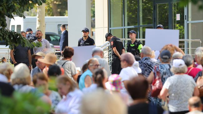 Участники акции протеста и сотрудники полиции во время заседания апелляционной палаты Молдавии о роспуске партий блока Победа в Кишиневе