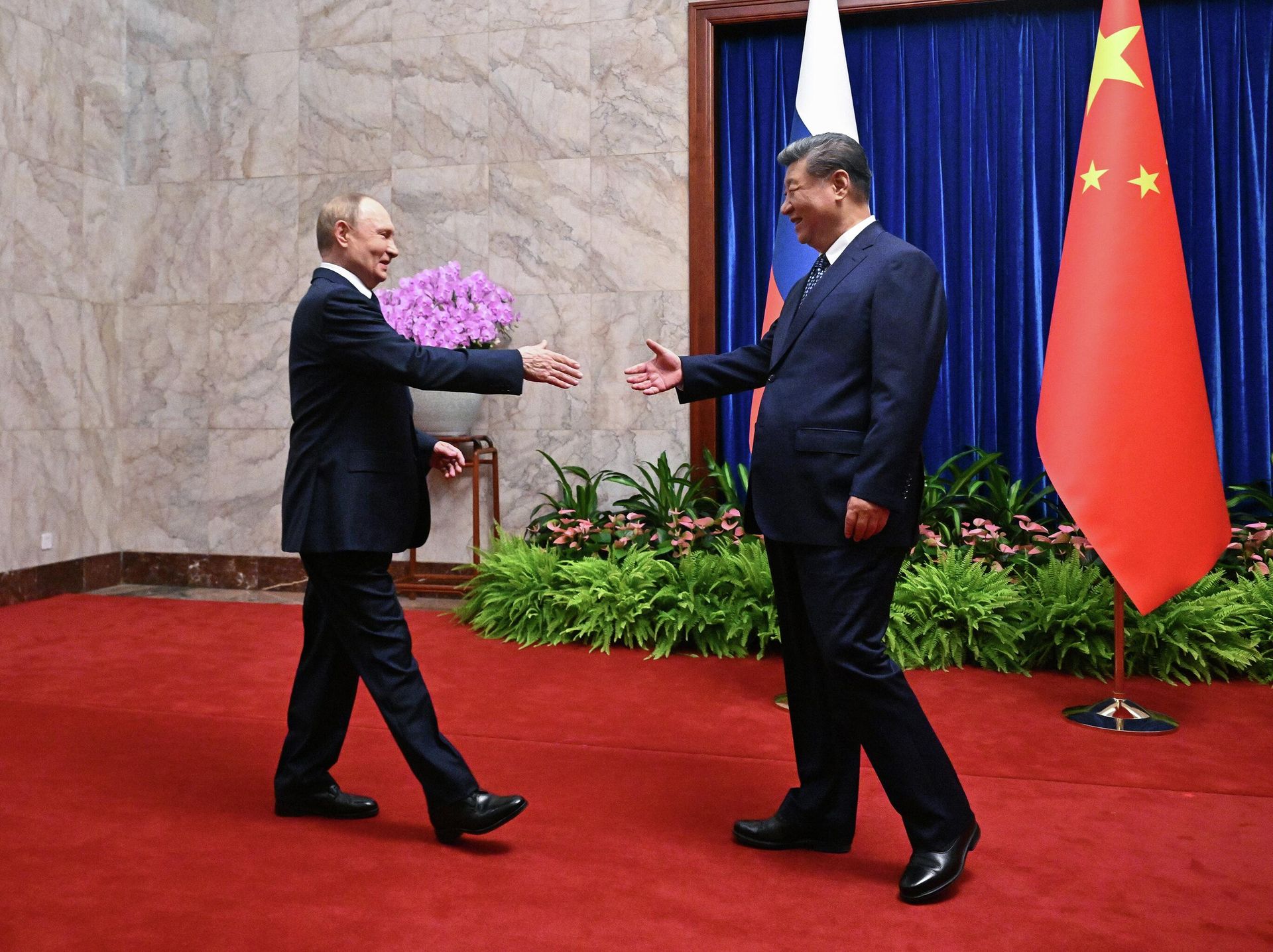 Президент РФ Владимир Путин и председатель Китайской Народной Республики Си Цзиньпин во время встречи в Пекине Президент РФ Владимир Путин и председатель Китайской Народной Республики Си Цзиньпин во время встречи в Пекине - РИА Новости, 1920, 02.10.2025