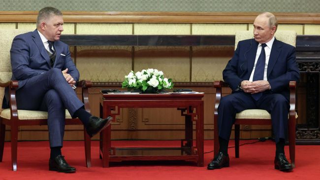 Президент РФ Владимир Путин и председатель правительства Словакии Роберт Фицо во время встречи в Пекине