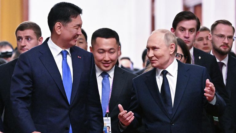 Президент РФ Владимир Путин и президент Монголии Ухнаагийн Хурэлсух перед встречей с председателем Китайской Народной Республики (КНР) Си Цзиньпином в Пекине