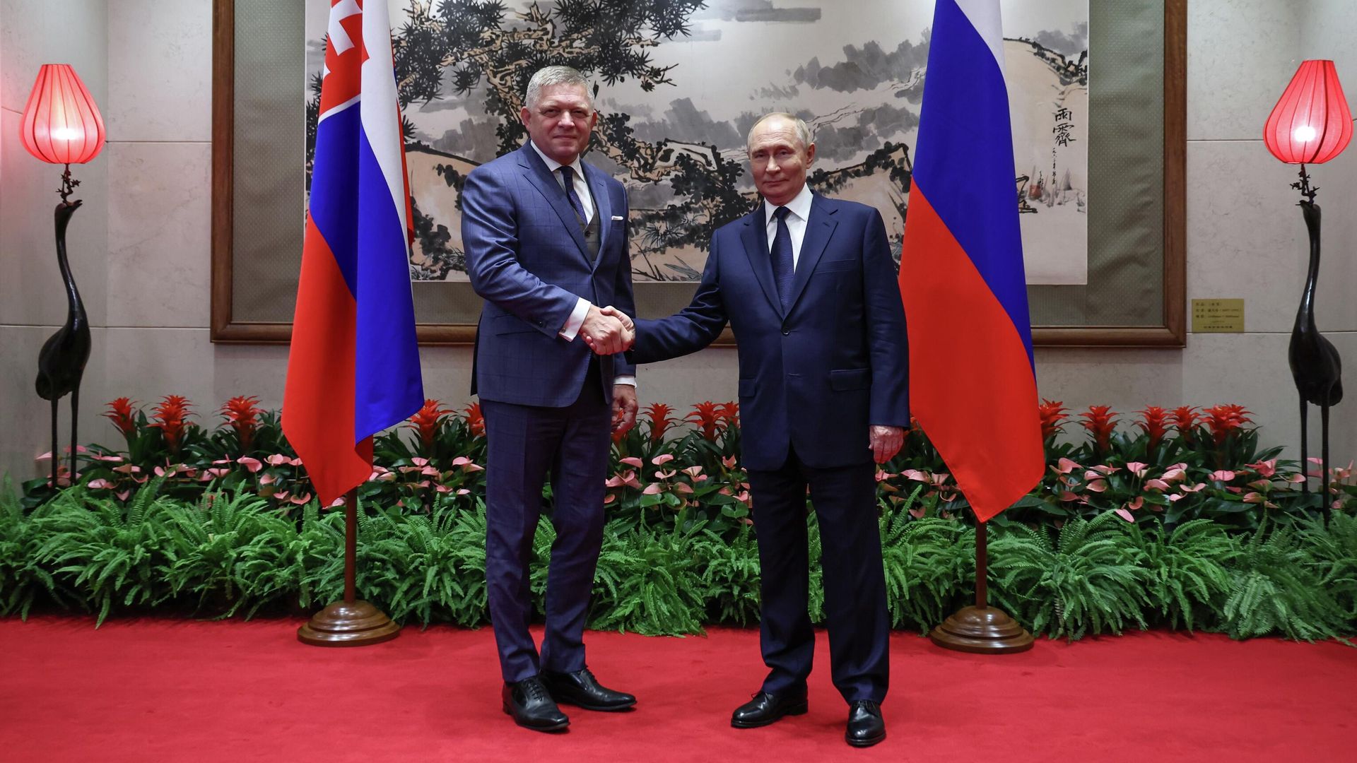 Президент РФ Владимир Путин и премьер-министр Словакии Роберт Фицо во время встречи в Пекине Президент РФ Владимир Путин и премьер-министр Словакии Роберт Фицо во время встречи в Пекине - РИА Новости, 1920, 02.09.2025