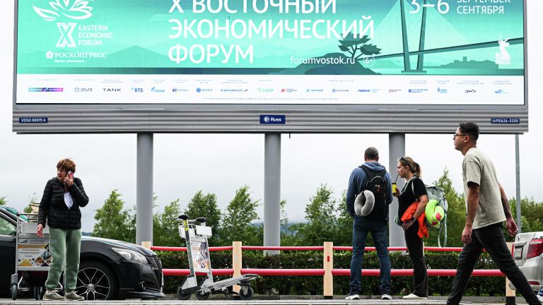 Баннер в преддверии Восточного экономического форума в международном аэропорту Владивостока имени В. К. Арсеньева Баннер в преддверии Восточного экономического форума в международном аэропорту Владивостока имени В. К. Арсеньева