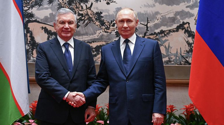 Президент РФ Владимир Путин и президент Узбекистана Шавкат Мирзиёев во время встречи в Пекине