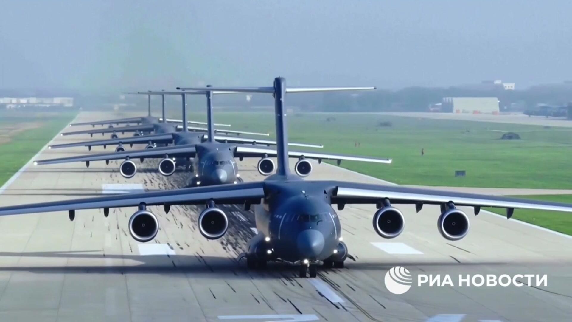 Кадры китайской авиации, готовящейся пролететь над площадью Тяньаньмэнь - РИА Новости, 1920, 03.09.2025