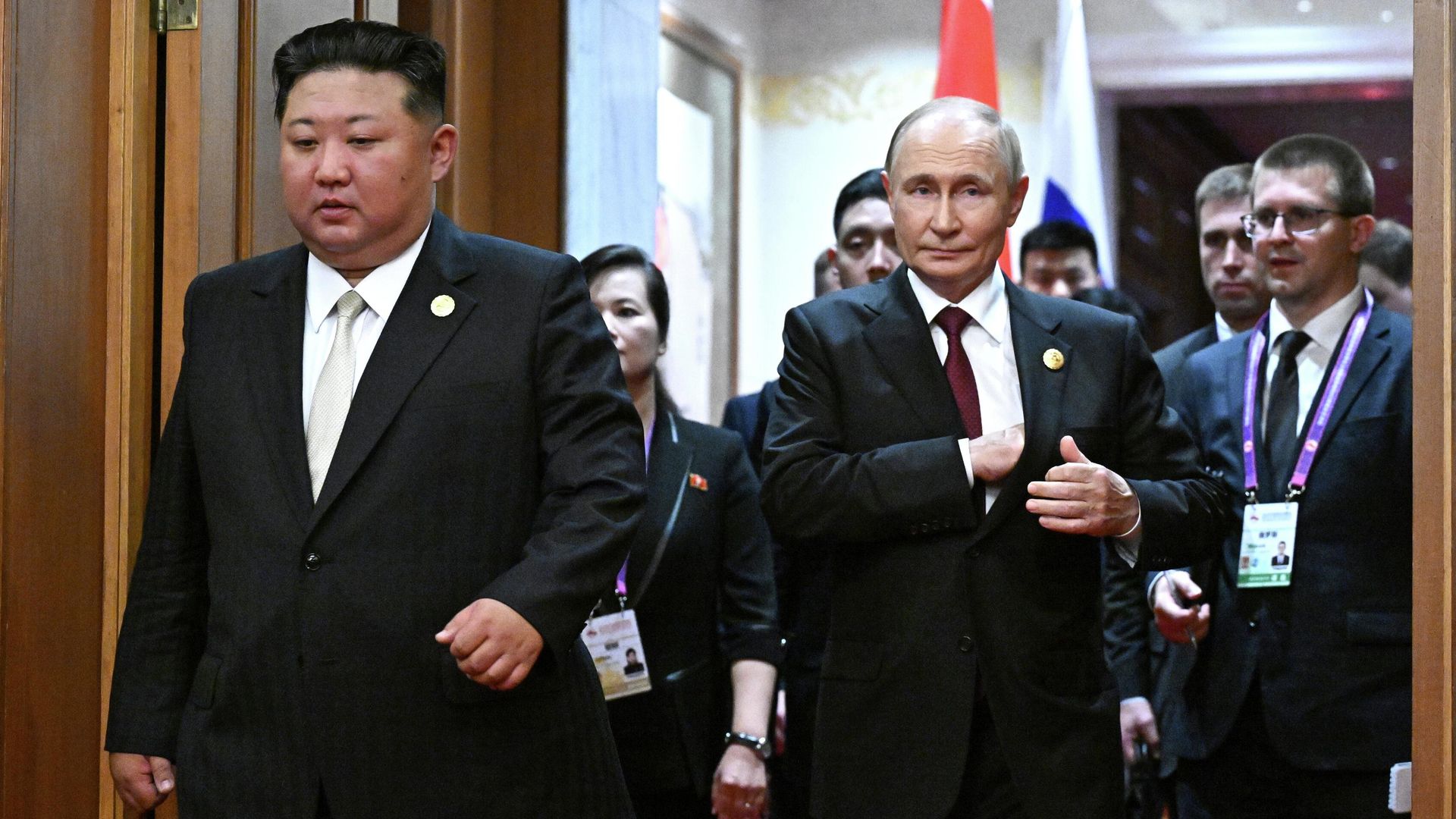 Президент России Владимир Путин и председатель государственных дел КНДР Ким Чен Ын во время встречи в Пекине Президент России Владимир Путин и председатель государственных дел КНДР Ким Чен Ын во время встречи в Пекине - РИА Новости, 1920, 03.09.2025