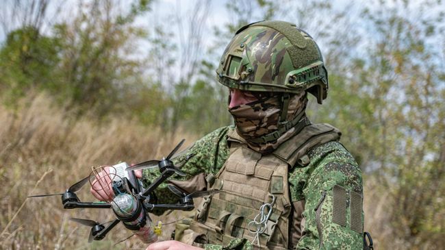 Военнослужащий подготавливает FPV-дрон к боевому вылету