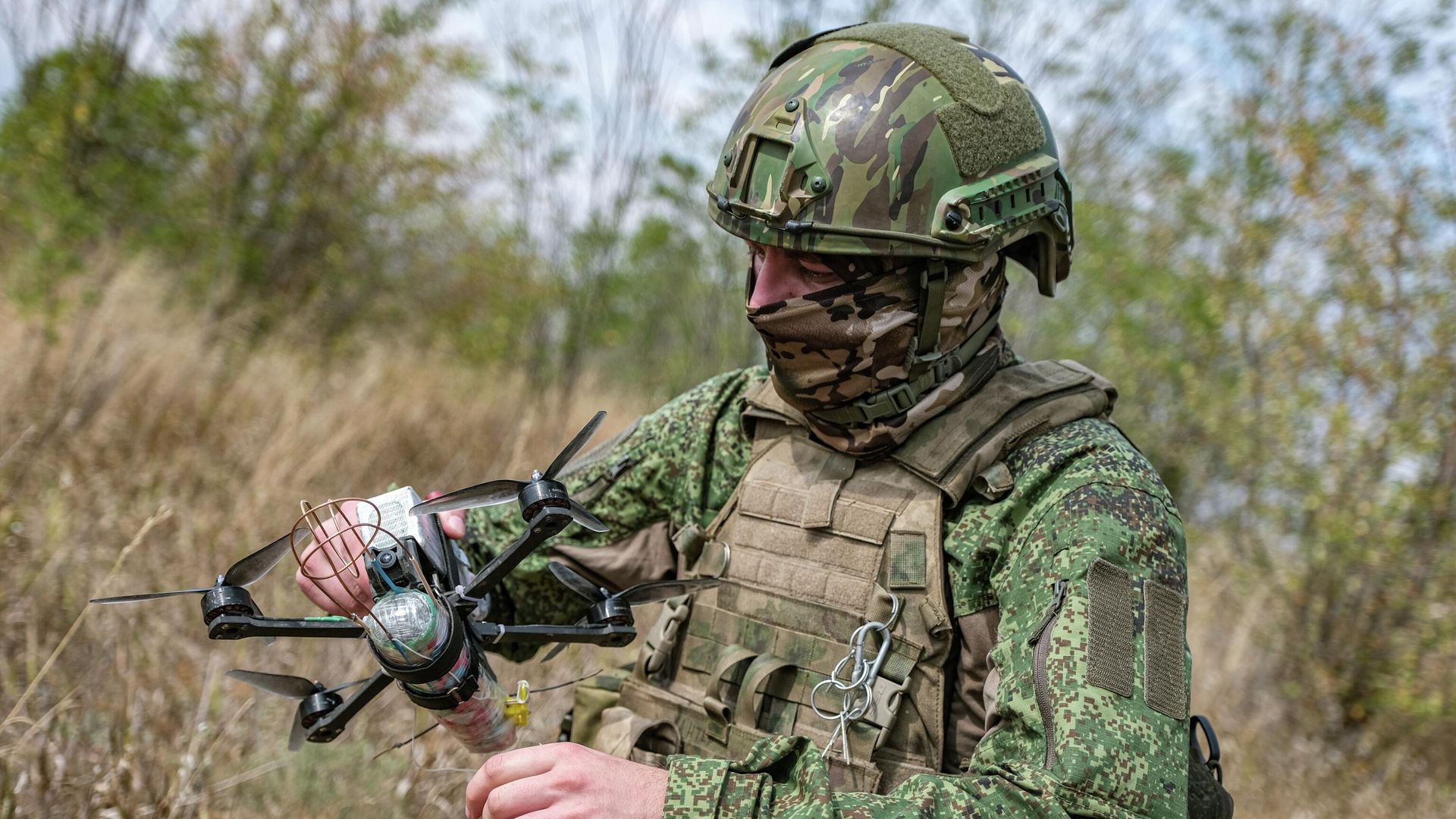 Военнослужащий подготавливает FPV-дрон к боевому вылету - РИА Новости, 1920, 30.09.2025