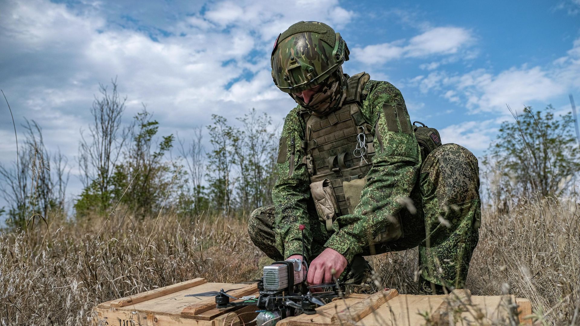 Военнослужащий подготавливает FPV-дрон к боевому вылету Военнослужащий подготавливает FPV-дрон к боевому вылету - РИА Новости, 1920, 06.09.2026