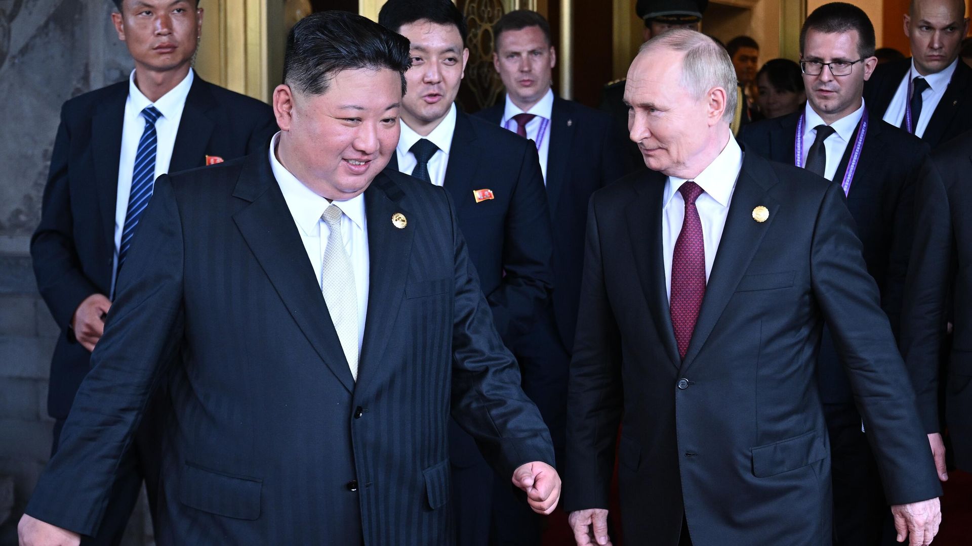 Президент РФ Владимир Путин и председатель государственных дел КНДР Ким Чен Ын после встречи в Пекине Президент РФ Владимир Путин и председатель государственных дел КНДР Ким Чен Ын после встречи в Пекине - РИА Новости, 1920, 05.09.2025